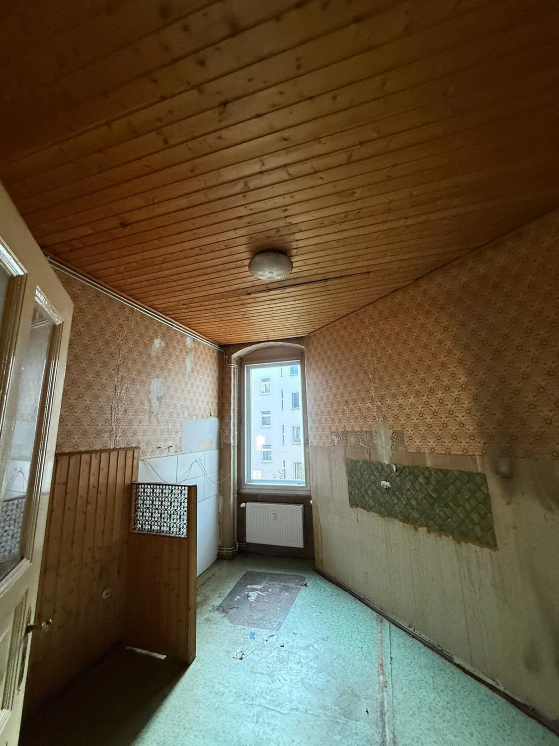 Kleiner Altbauraum mit Rundbogenfenster vor und nach der Renovierung – Vorher