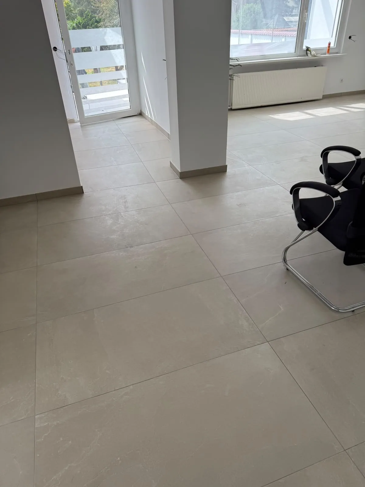Großformatiger Boden im Wohnraum
