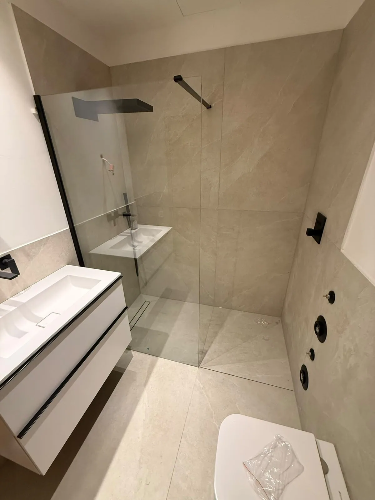 Bad mit bodengleicher Dusche: Fertiges Bad – Übersicht