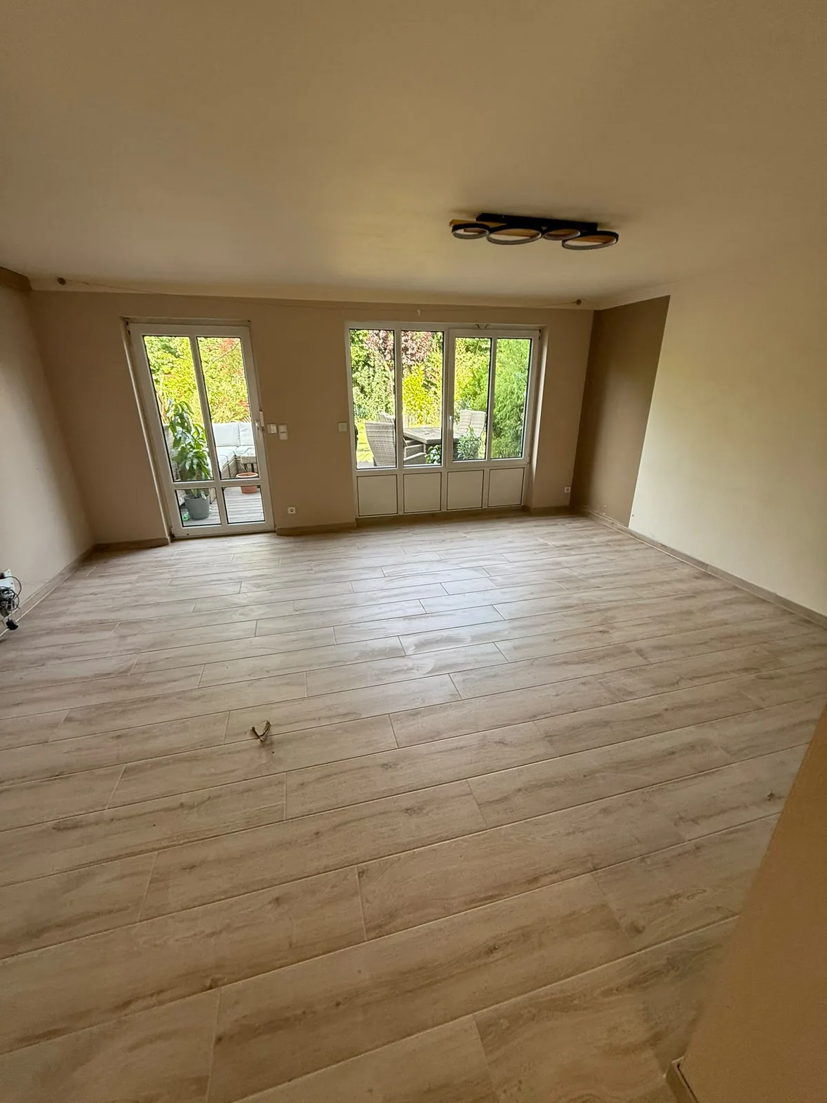 Holzoptik Fliesen: Heller Boden im Wohnraum